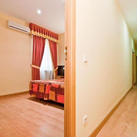Hostal Las Cortes Мадрид Экстерьер фото