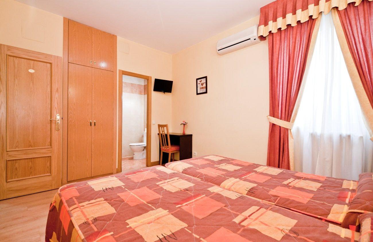 Hostal Las Cortes Мадрид Экстерьер фото